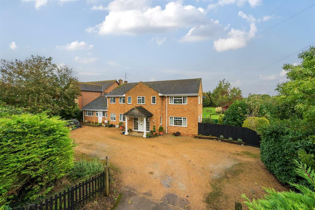 5 bedroom detached house for sale in Bridge Road, Cosgrove, Milton ...