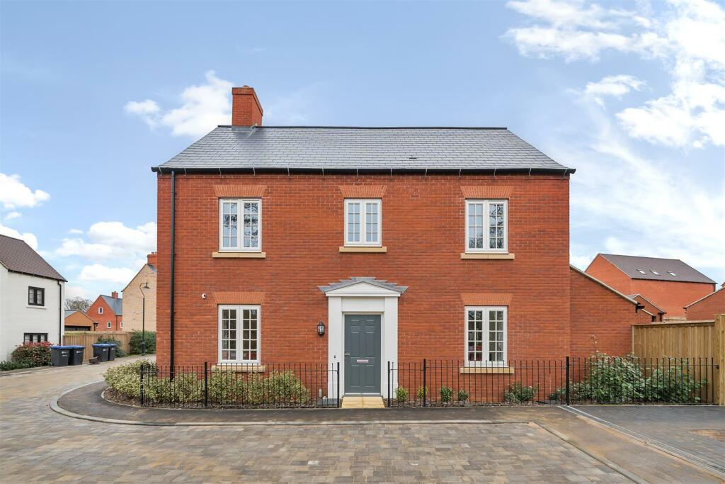 4 bedroom detached house for sale in Lingfield Lane, Towcester, NN12