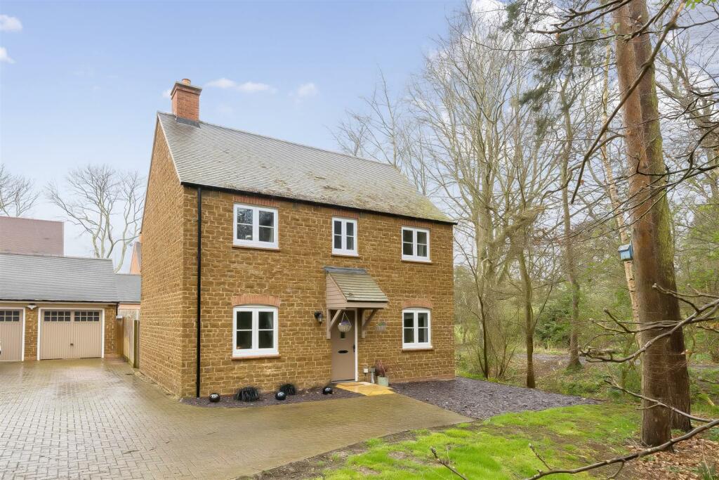 4 bedroom detached house for sale in Drayson Way, Towcester, NN12
