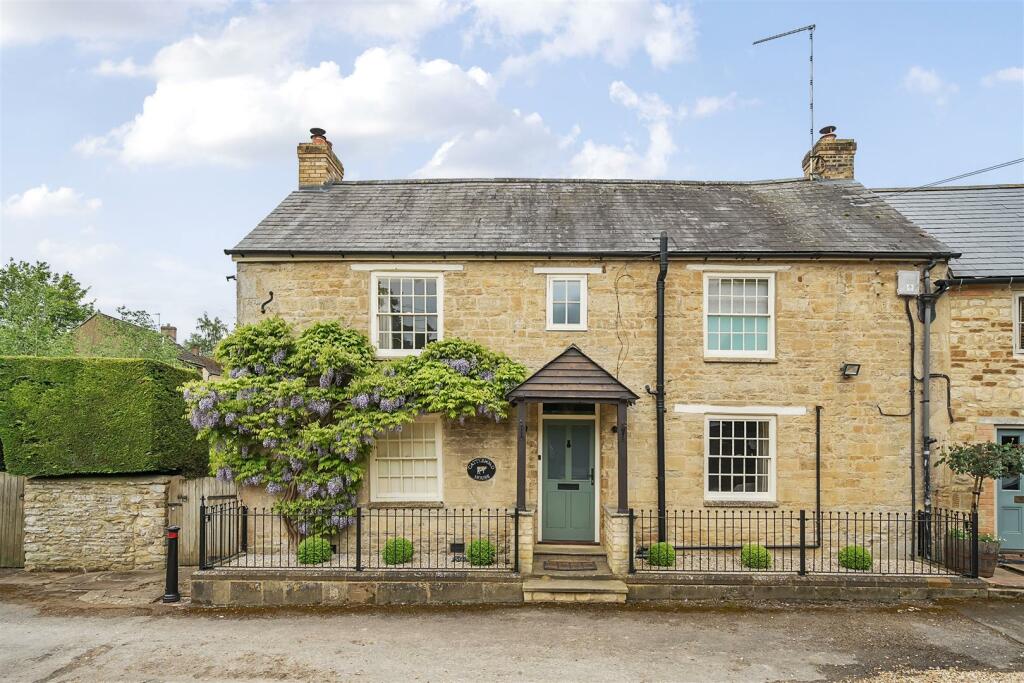 4 bedroom semidetached house for sale in Kettle End, Lois Weedon, NN12