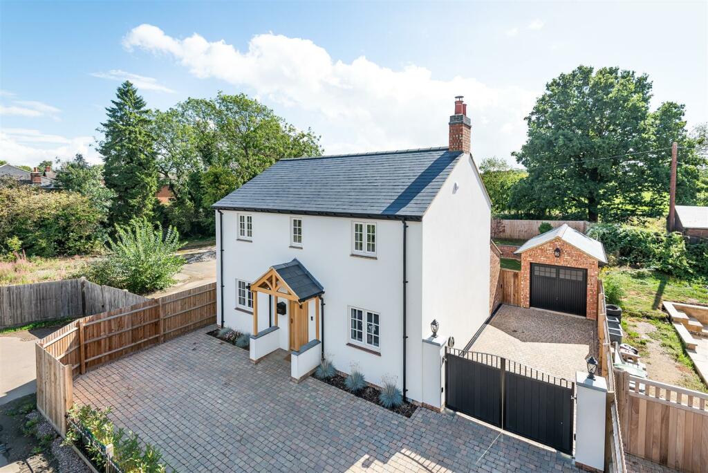 4 bedroom detached house for sale in Brackley Road, Silverstone, NN12