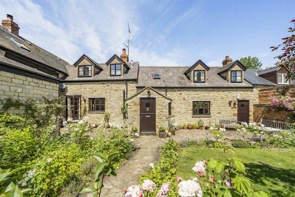 4 bedroom house for sale in Kettle End, Lois Weedon, NN12