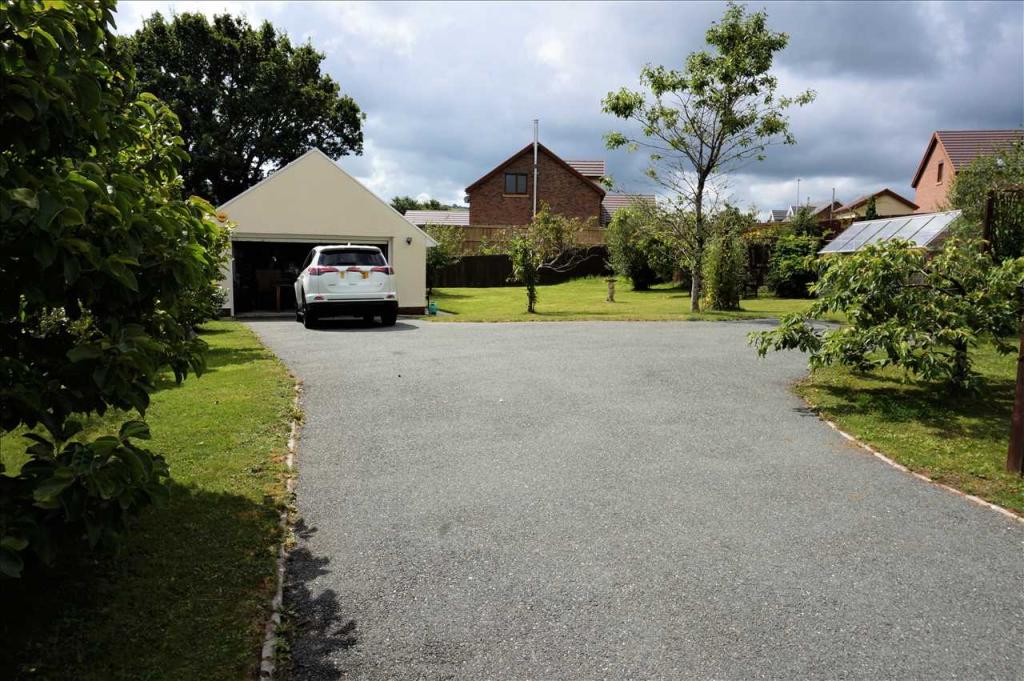 4 bedroom detached bungalow for sale in Uwch Gwendraeth, DREFACH