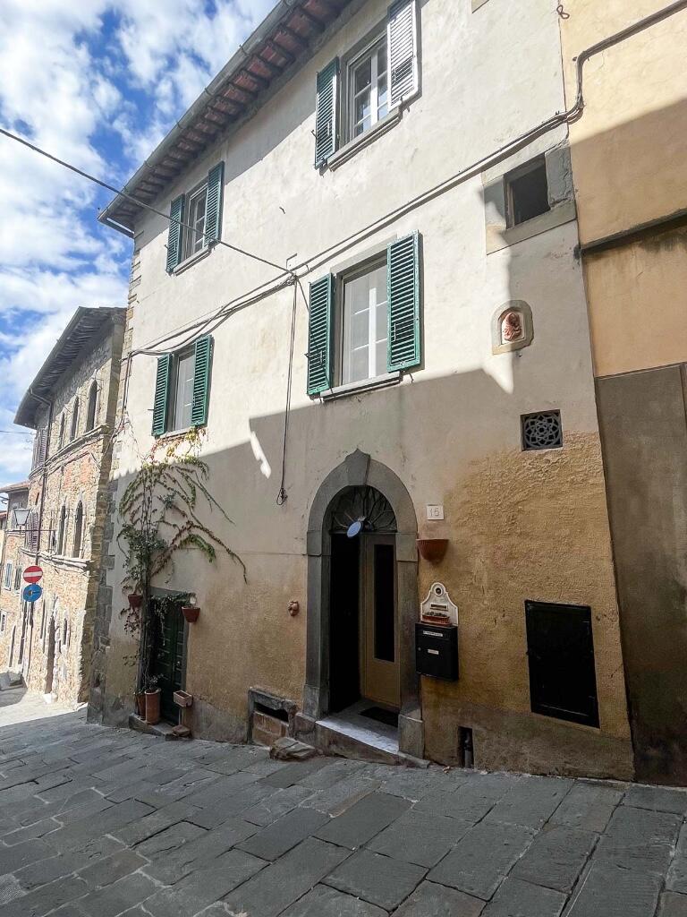 3 bedroom town house for sale in Cortona Arezzo Tuscany Italy