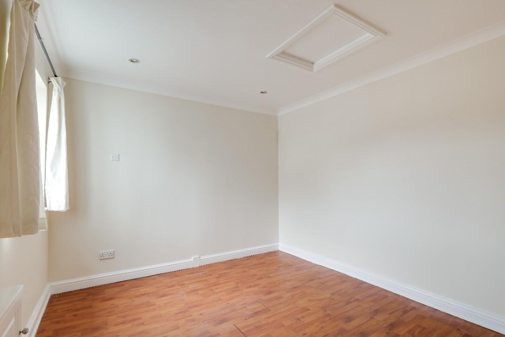 2 bedroom ground floor for sale in Fishers Green Road