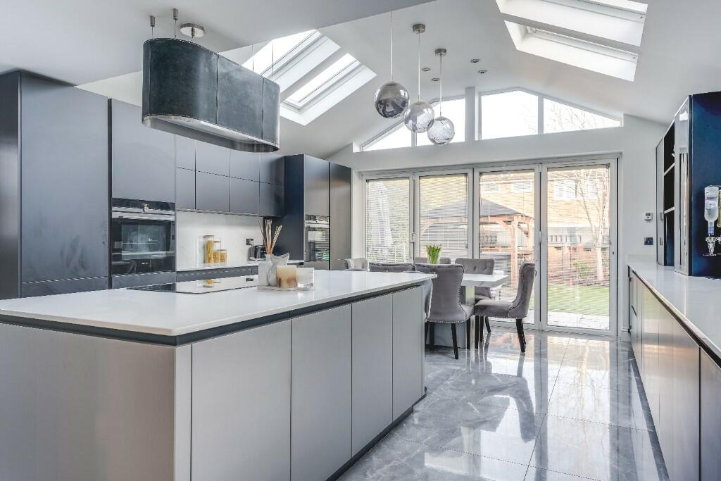 4 bedroom detached house for sale in Hertford Road, Stevenage