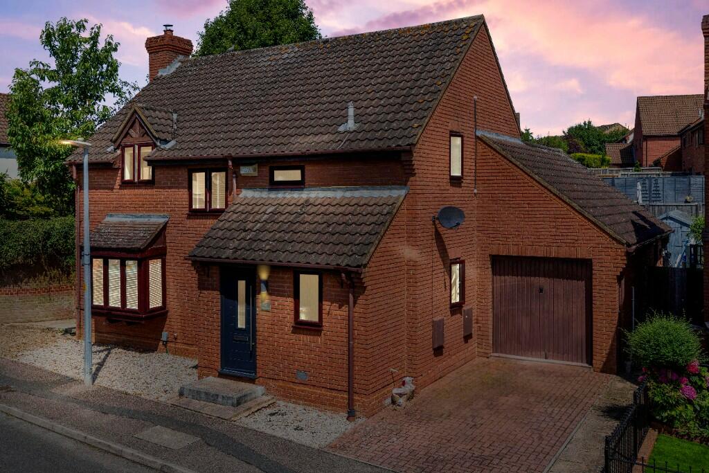 4 bedroom detached house for sale in Barham Road, Stevenage