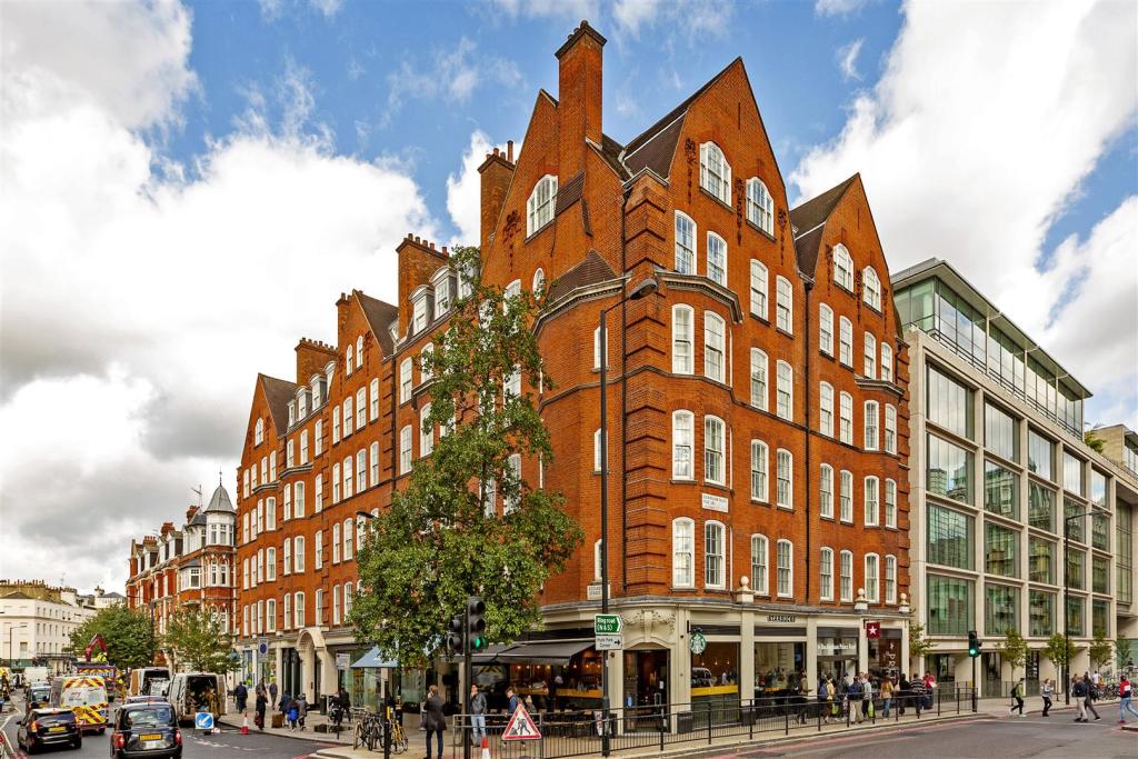 3 bedroom flat for sale in Chantrey House, 4 Eccleston Street