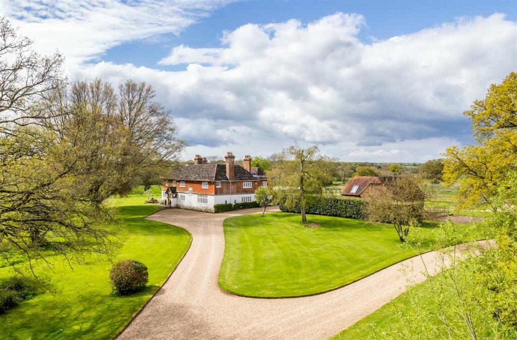 6 bedroom detached house for sale in Gibbons Mill, The Haven