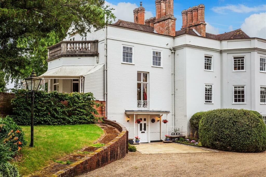 3 bedroom link detached house for sale in Westwood Lane, Normandy