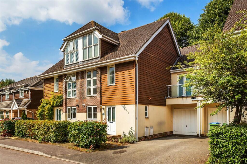 4 bedroom link detached house for sale in Pendenza, Cobham, Surrey, KT11