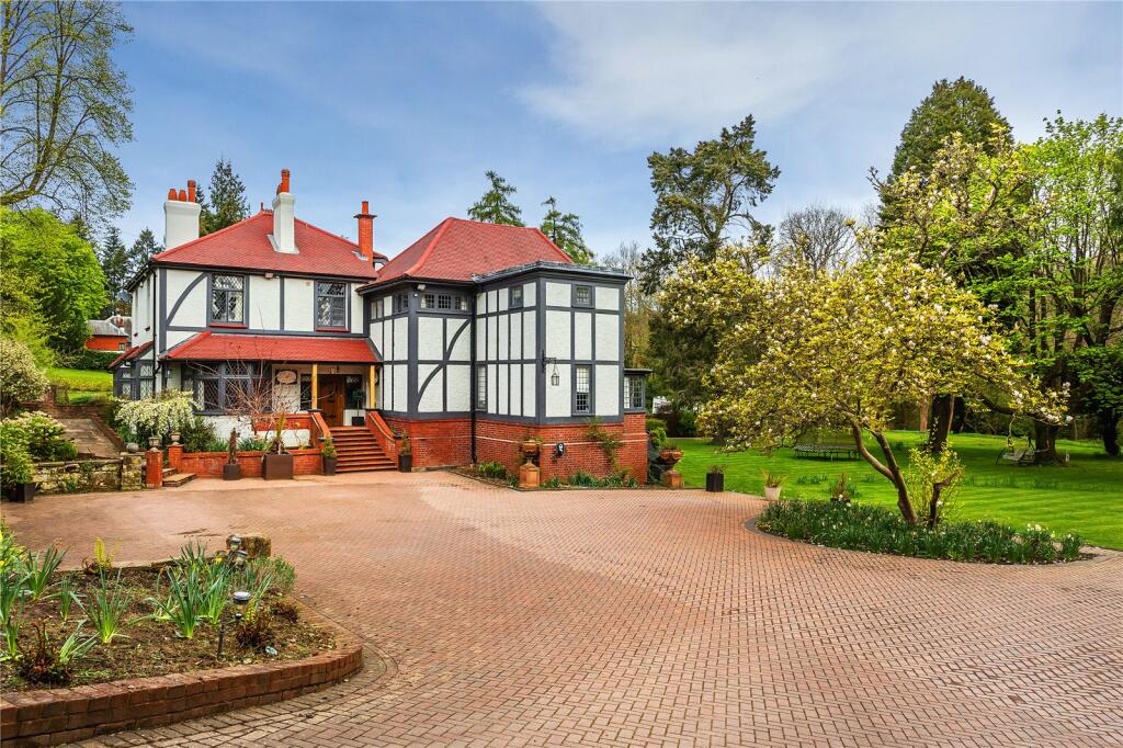 6 bedroom detached house for sale in Butlers Dene Road, Woldingham