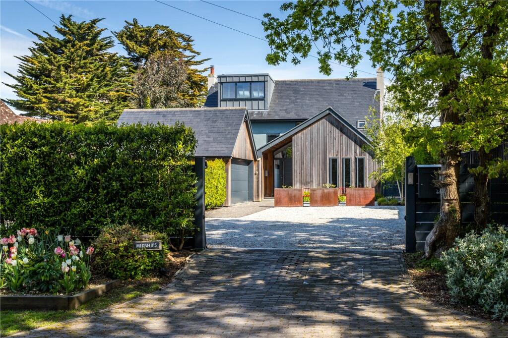 4 bedroom detached house for sale in Smugglers Lane, Bosham, Chichester