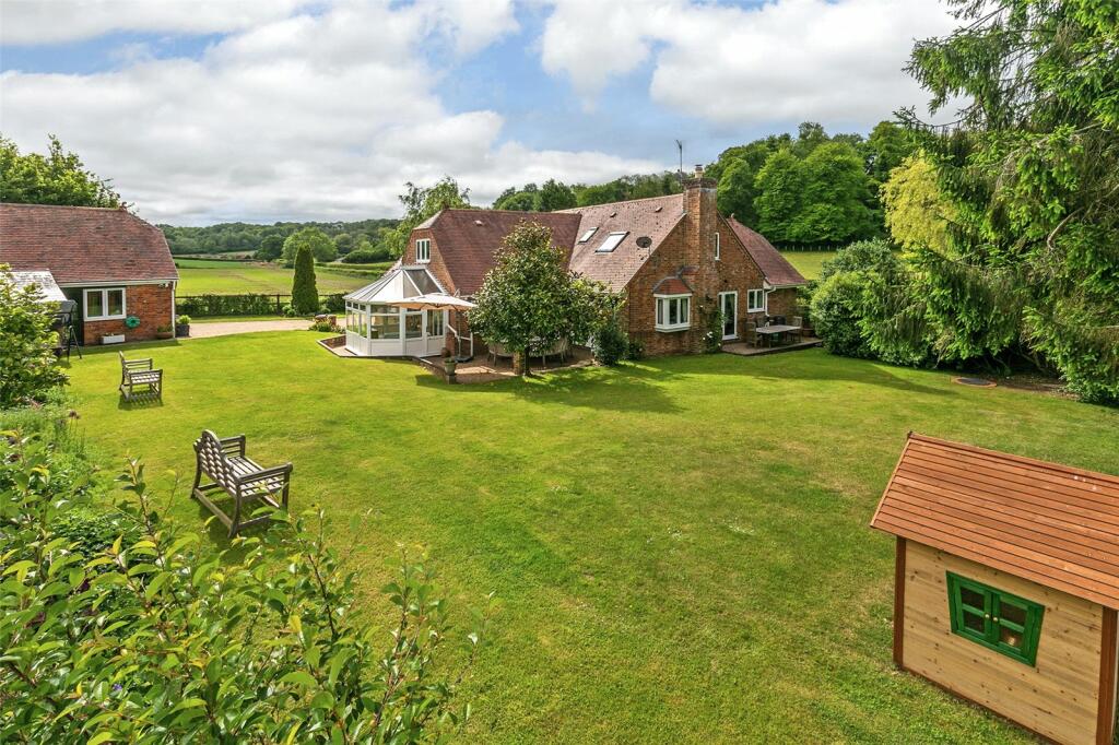 5 bedroom detached house for sale in Dundridge Lane, Waltham