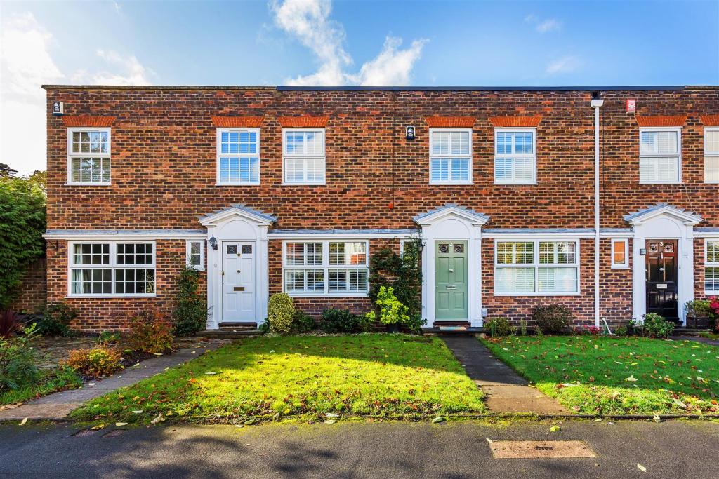 3 bedroom terraced house for sale in Hanover Walk, Weybridge, KT13