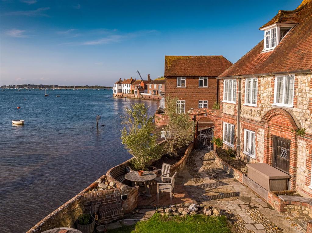 6 bedroom detached house for sale in Bosham Lane, Bosham, Chichester, PO18