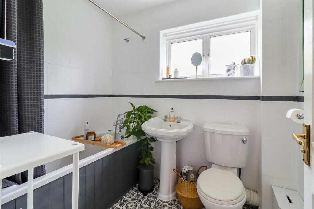 3 bedroom end of terrace house for sale in Downhall Ley, Buntingford, SG9