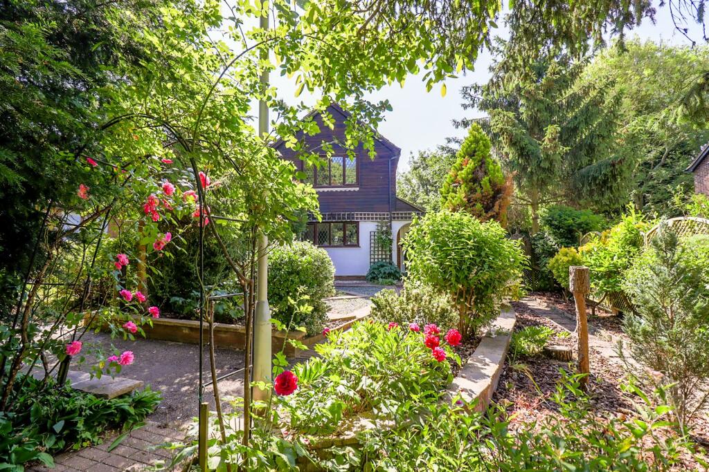 3 bedroom end of terrace house for sale in Downhall Ley, Buntingford, SG9