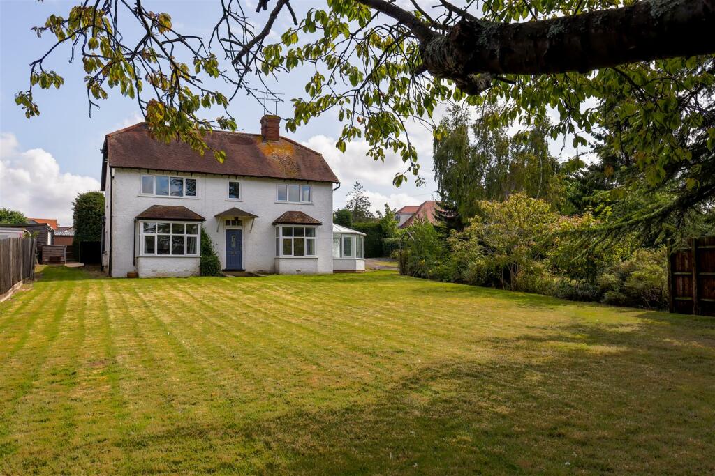 4 bedroom detached house for sale in London Road, Buntingford, SG9