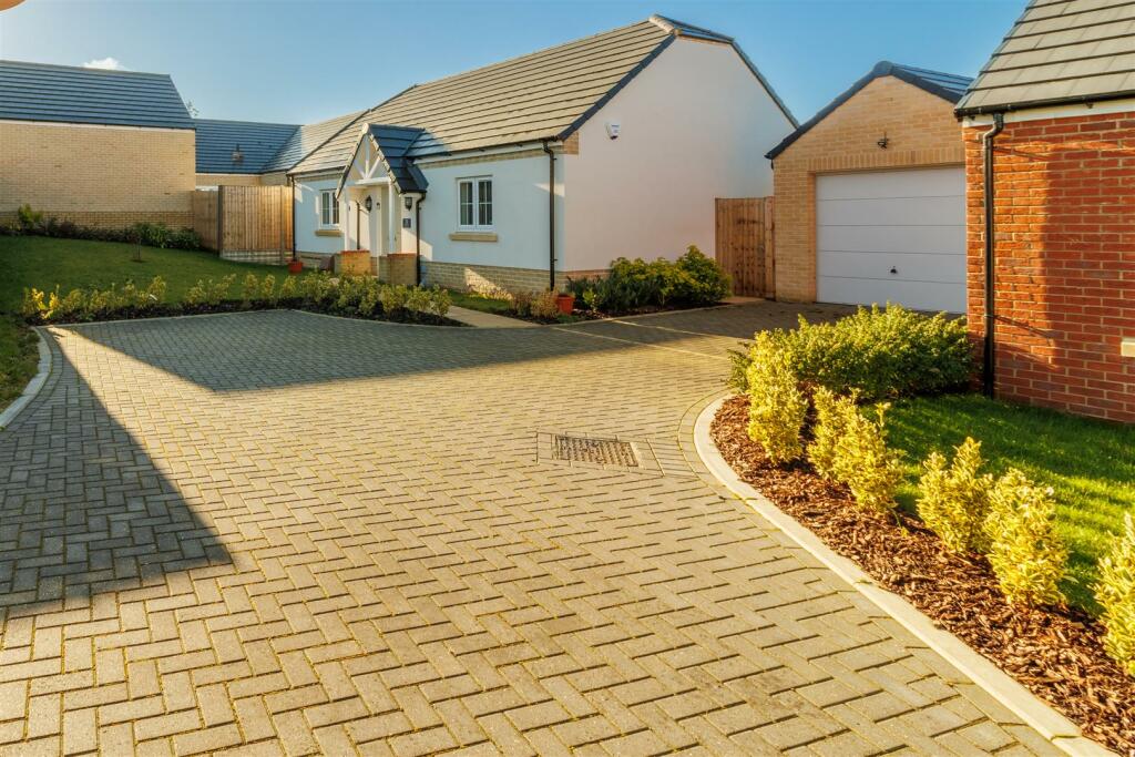 2 bedroom detached bungalow for sale in Borsberry Way, Buntingford, SG9