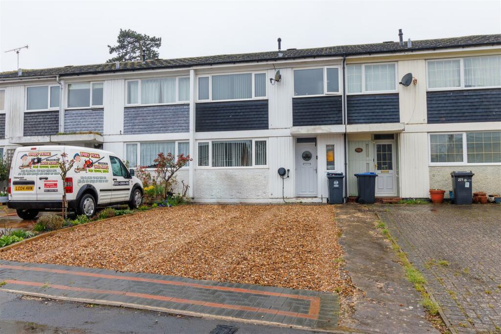 3 bedroom terraced house for sale in Monks Walk, Buntingford, SG9