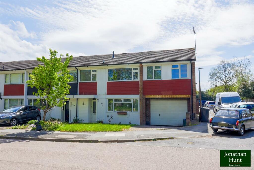 4 bedroom end of terrace house for sale in Monks Walk, Buntingford, SG9