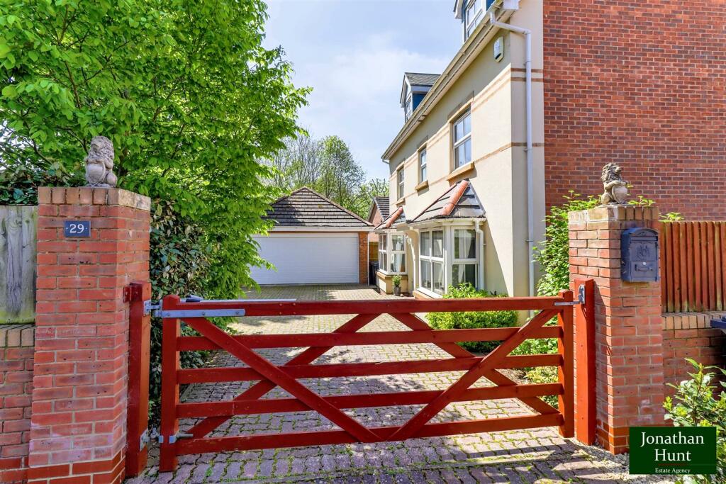 5 bedroom detached house for sale in Olvega Drive, Buntingford, SG9