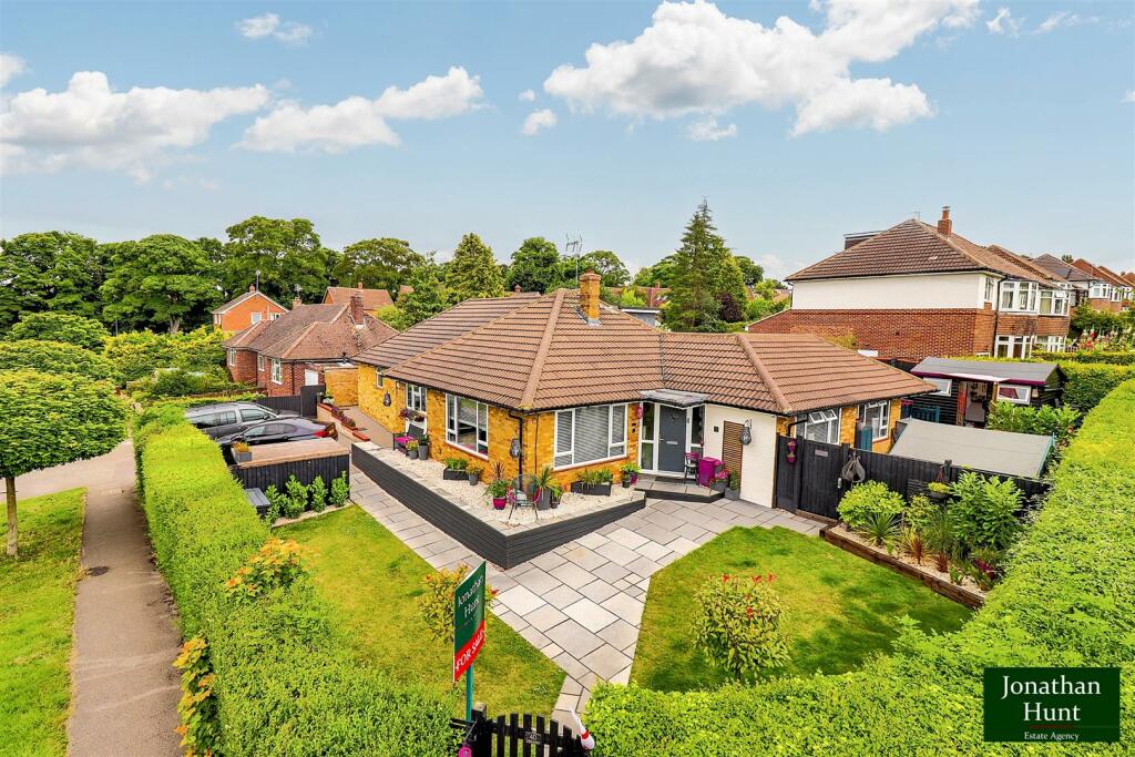 5 bedroom detached house for sale in Longmead, Letchworth Garden City, SG6