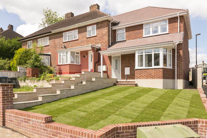 2 bedroom end of terrace house for sale in Rickman Hill, Coulsdon, CR5