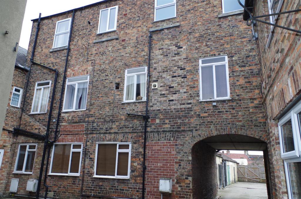 2 bedroom flat for sale in Fishergate, Boroughbridge, York, YO51