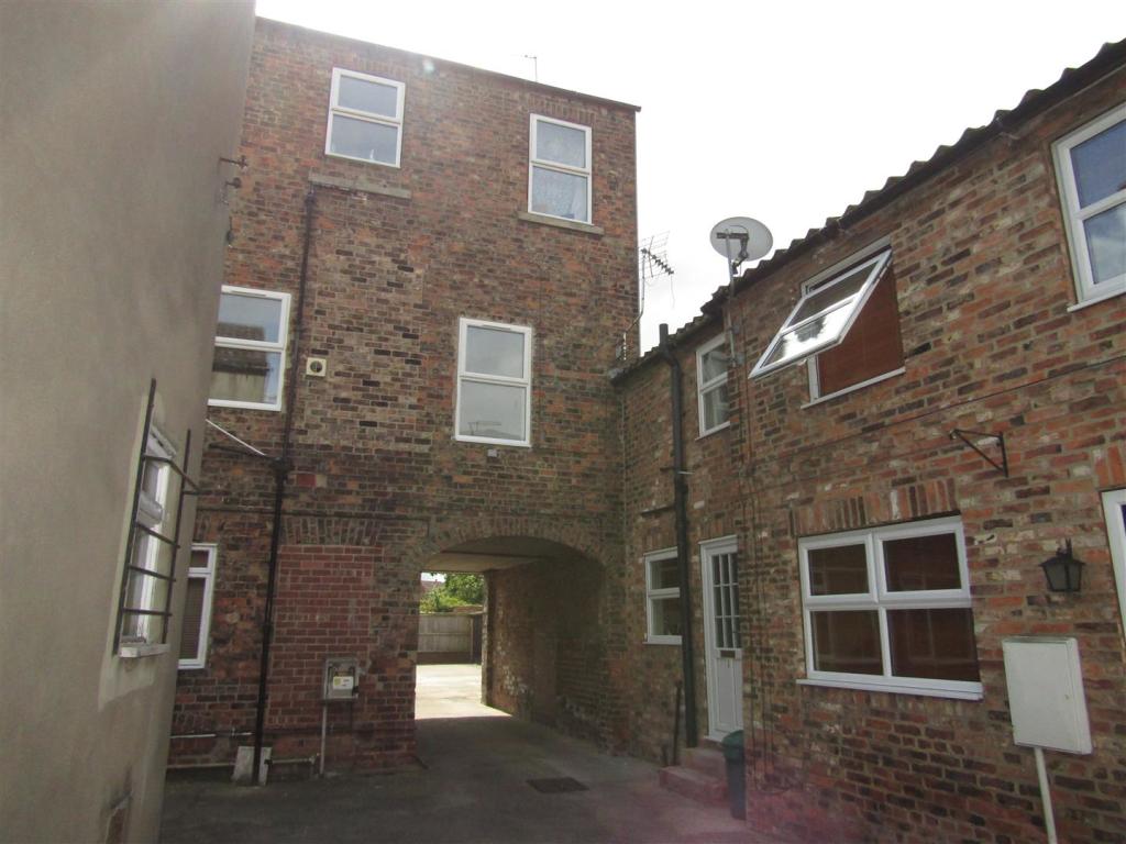 2 bedroom flat for sale in Fishergate, Boroughbridge, York, YO51