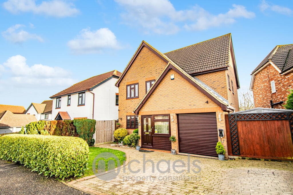 4 bedroom detached house for sale in Bridport Way, Braintree, CM7