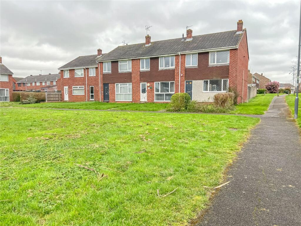 3 bedroom end of terrace house for sale in Quantock Close, North Common