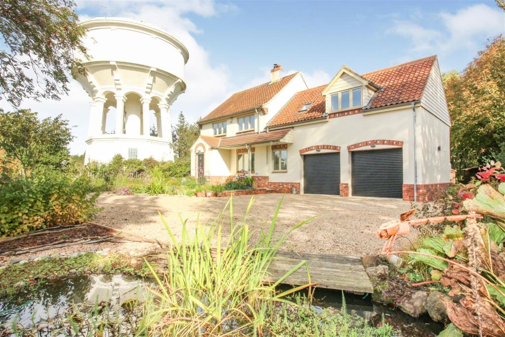 4 bedroom detached house for sale in Hull Road, Seaton, Hornsea, HU11