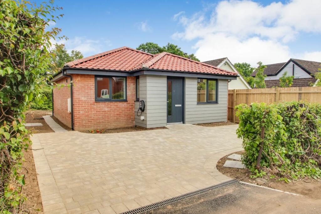 2 bedroom bungalow for sale in Through Duncans, Woodbridge, IP12