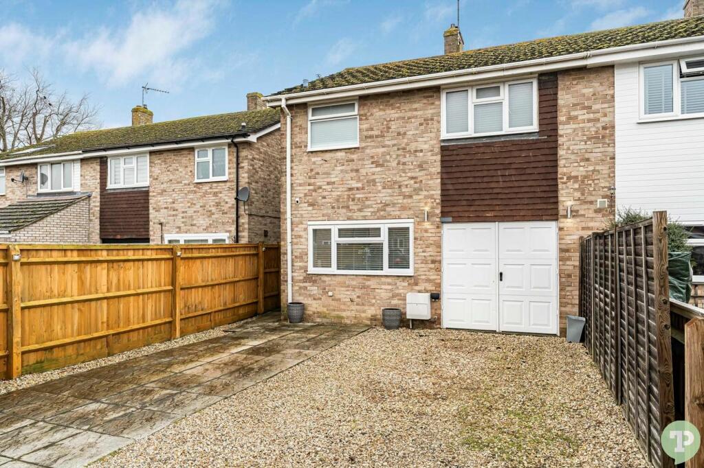 3 bedroom semidetached house for sale in Hampden Close, Chalgrove, OX44