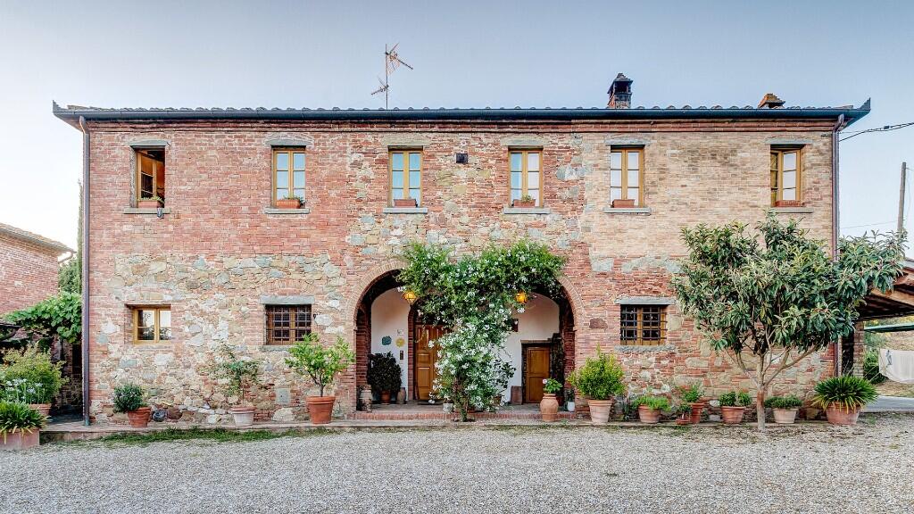 Main image of property: Foiano della Chiana, Arezzo, Tuscany