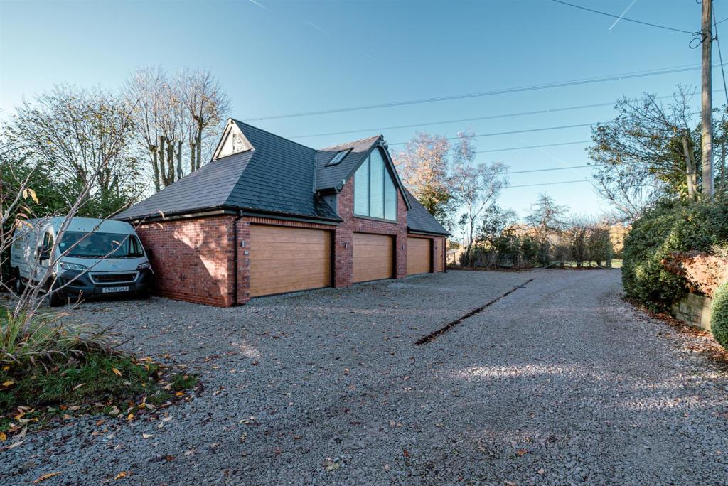 4 bedroom detached house for sale in Schoolfold Lane, Adlington