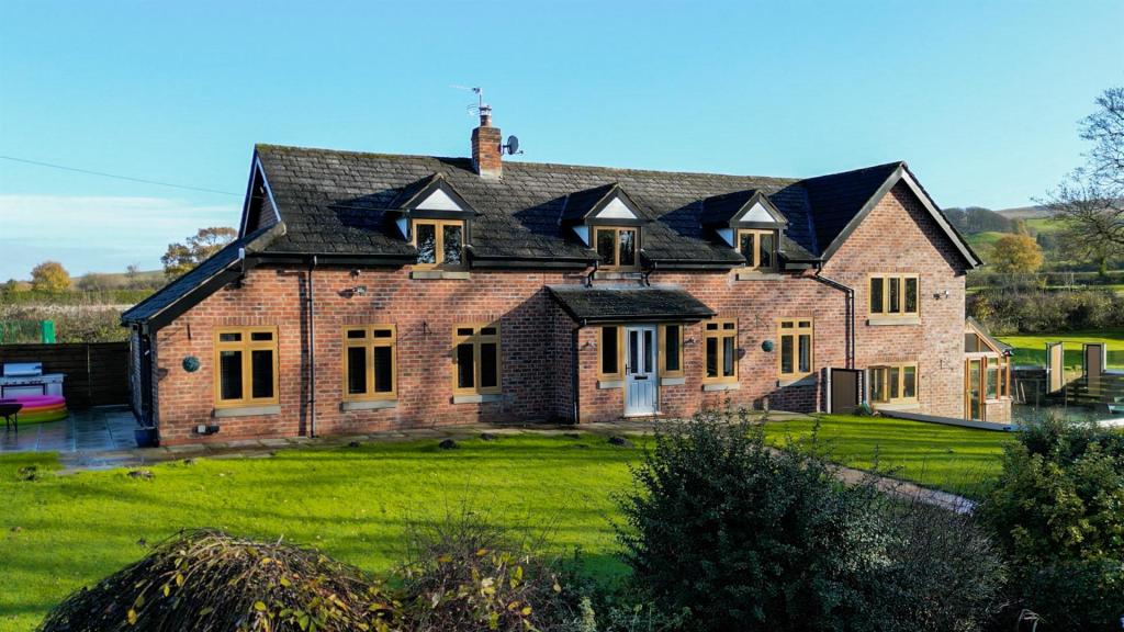 4 bedroom detached house for sale in Schoolfold Lane, Adlington