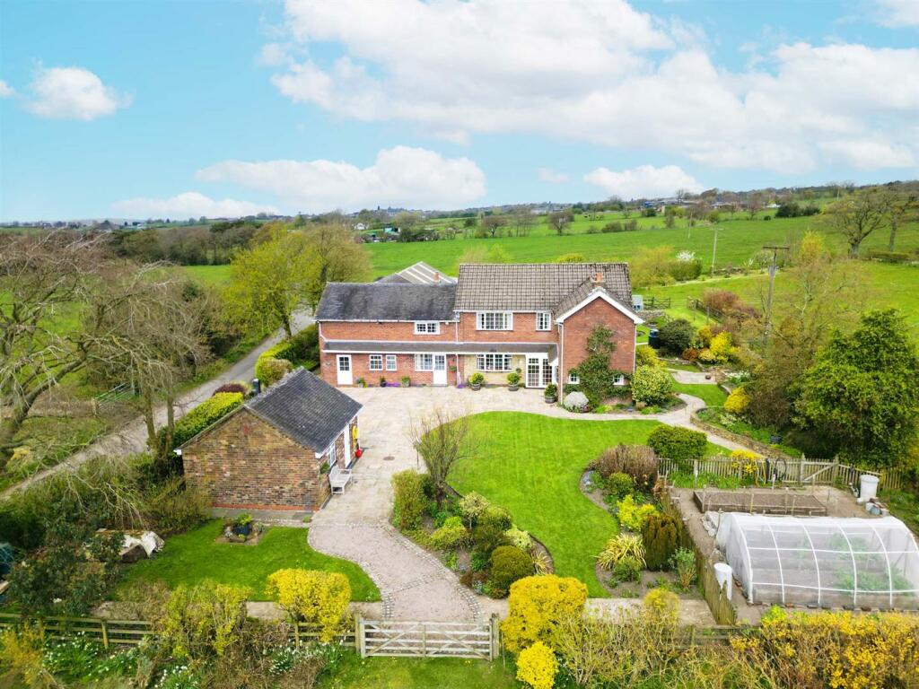 4 bedroom detached house for sale in Crowborough Road, Leek