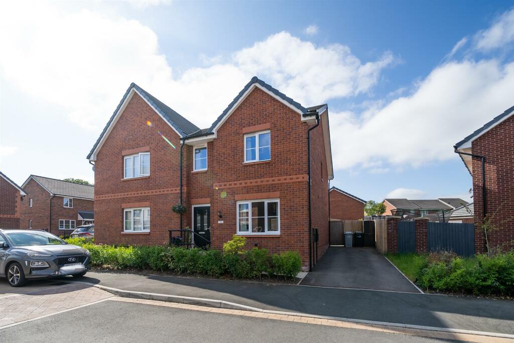 3 bedroom semidetached house for sale in Thistle Way, West Heath