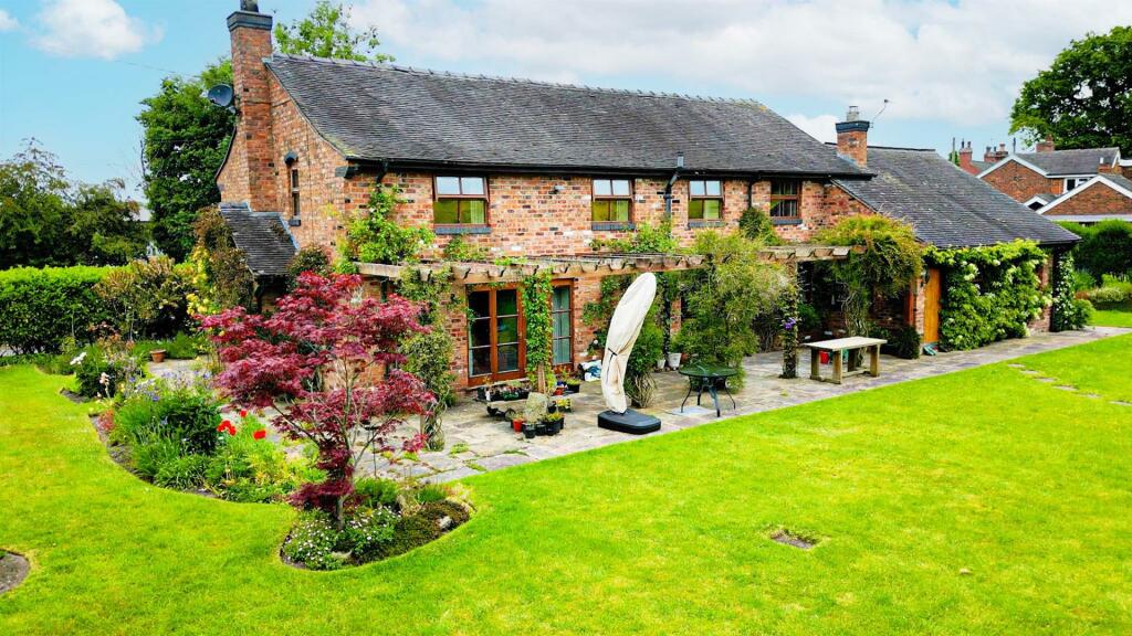 5 bedroom detached house for sale in Wallhill Lane, Brownlow, Congleton