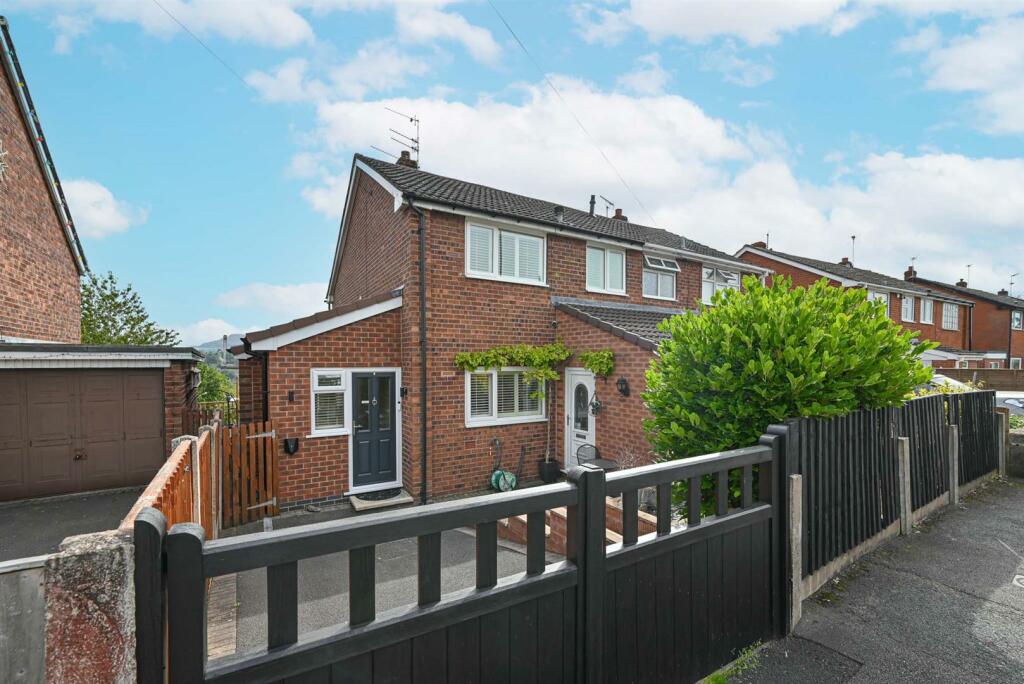 3 bedroom semidetached house for sale in Wiltshire Drive, Congleton, CW12
