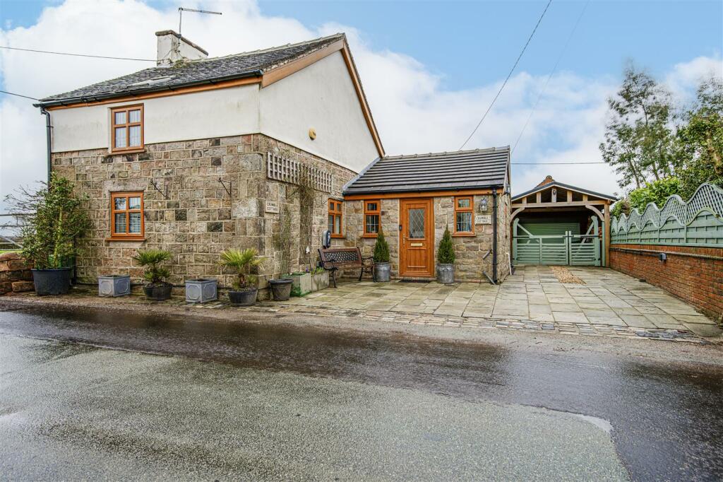 3 bedroom detached house for sale in Hill Top, Brown Edge