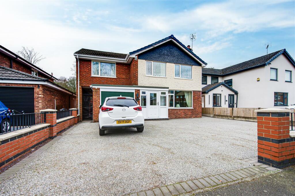 4 bedroom detached house for sale in Longdown Road, West Heath