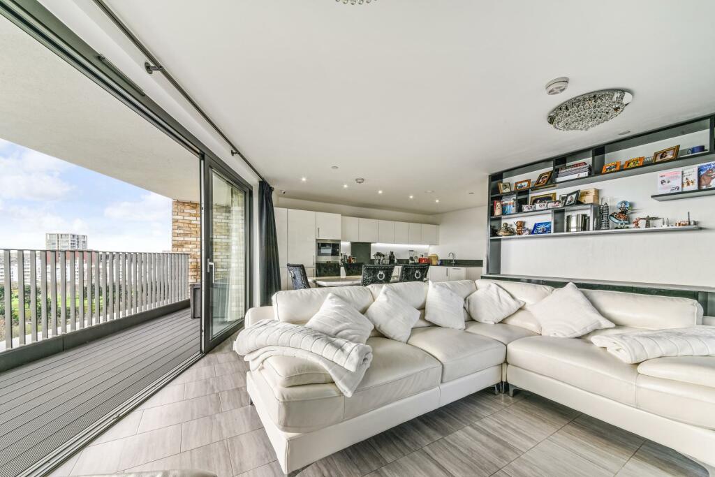 3 bedroom apartment for sale in Kingfisher Heights, Royal Wharf, London