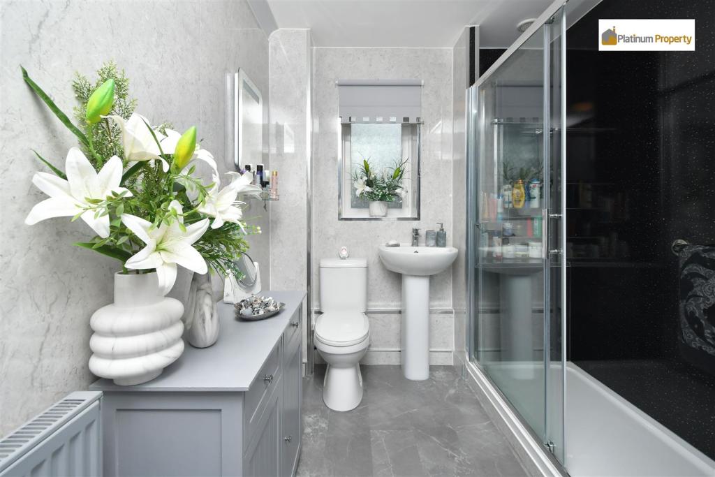 2 bedroom detached bungalow for sale in East Street, Weston Heights