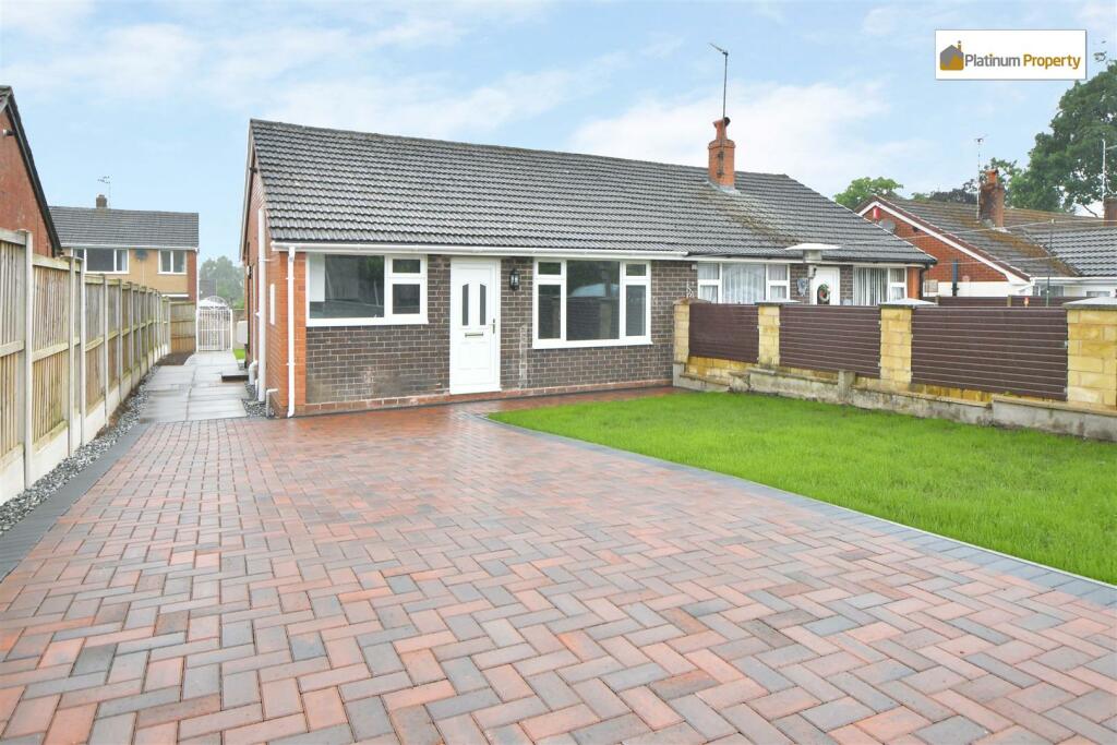 2 bedroom semidetached bungalow for sale in Derwent Drive, Cheadle
