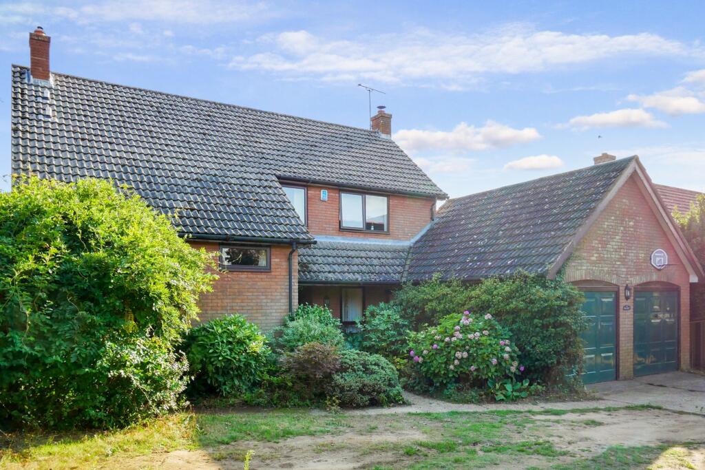 4 bedroom detached house for sale in Parsons Hill, Hollesley
