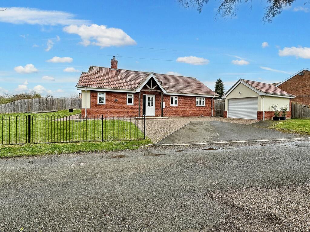 3 bedroom detached bungalow for sale in Vyces Road, Framlingham